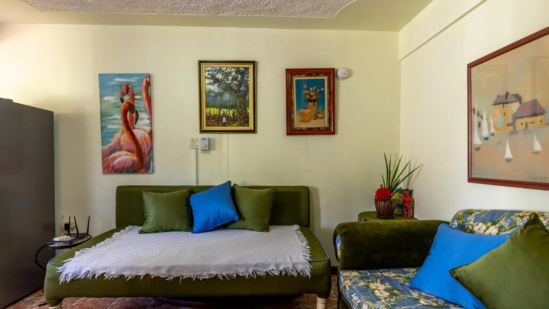 Boni Chateau Vacation Spot Is A One Bedroom Self-Contained Apartment For Travelers Needing To Be In Tune With Nature ディスカバリー・ベイ