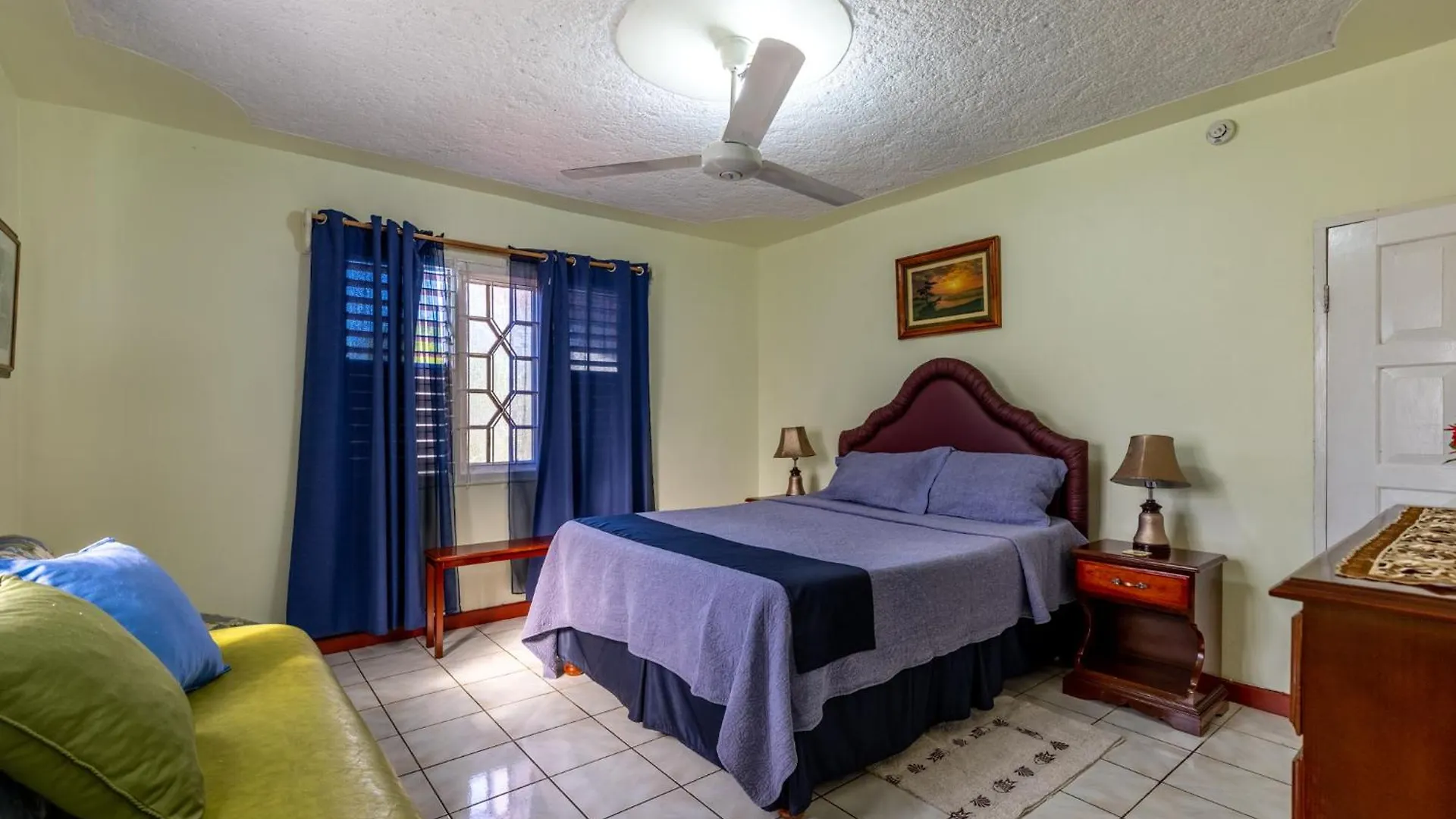 Boni Chateau Vacation Spot Is A One Bedroom Self-Contained Apartment For Travelers Needing To Be In Tune With Nature ディスカバリー・ベイ