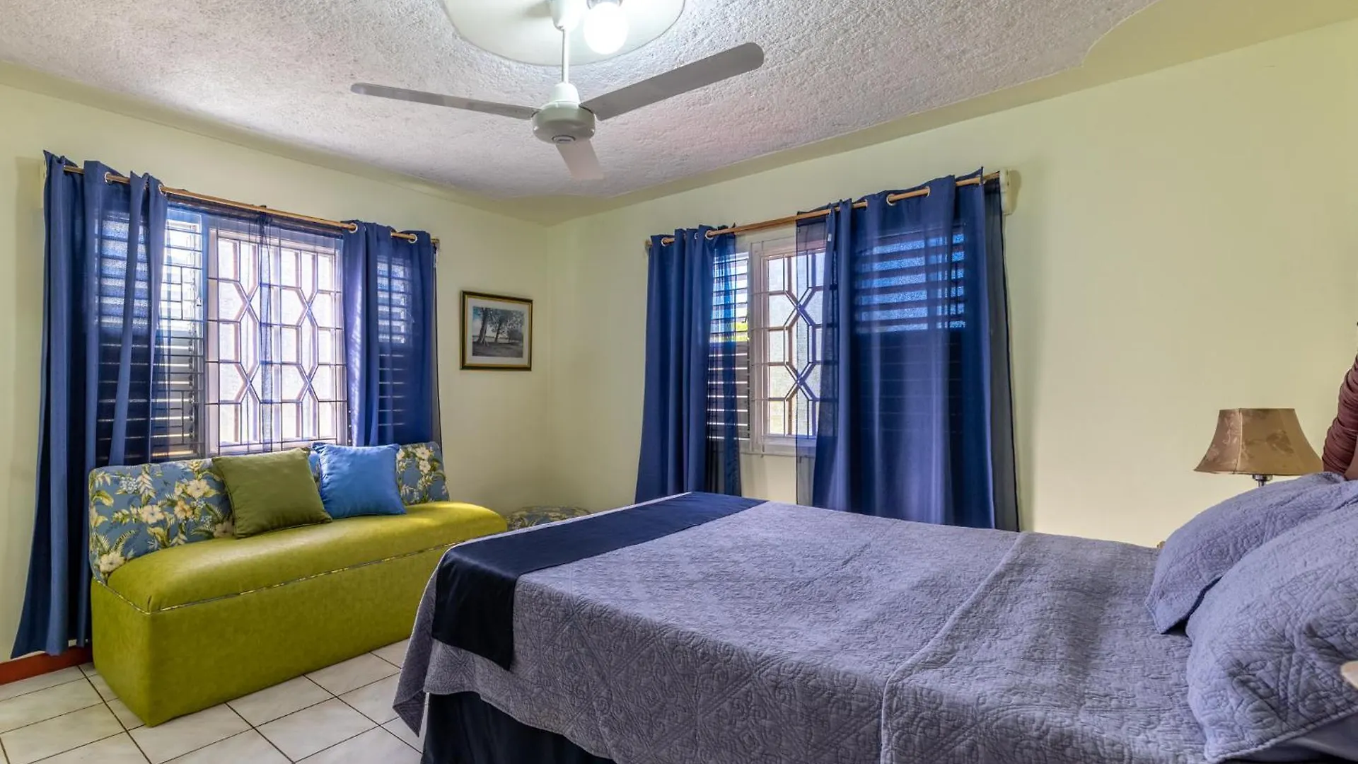 Boni Chateau Vacation Spot Is A One Bedroom Self-Contained Apartment For Travelers Needing To Be In Tune With Nature ディスカバリー・ベイ