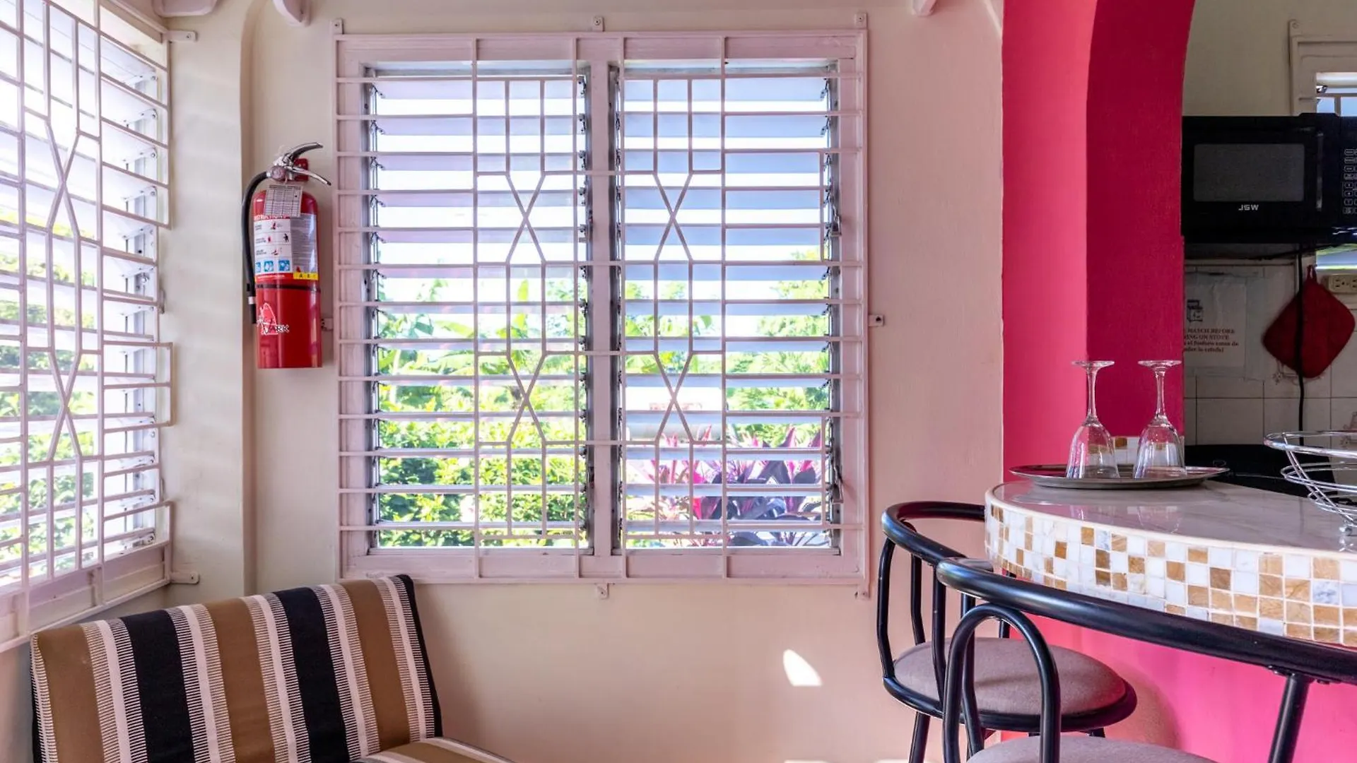 Boni Chateau Vacation Spot Is A One Bedroom Self-Contained Apartment For Travelers Needing To Be In Tune With Nature ディスカバリー・ベイ 0*,