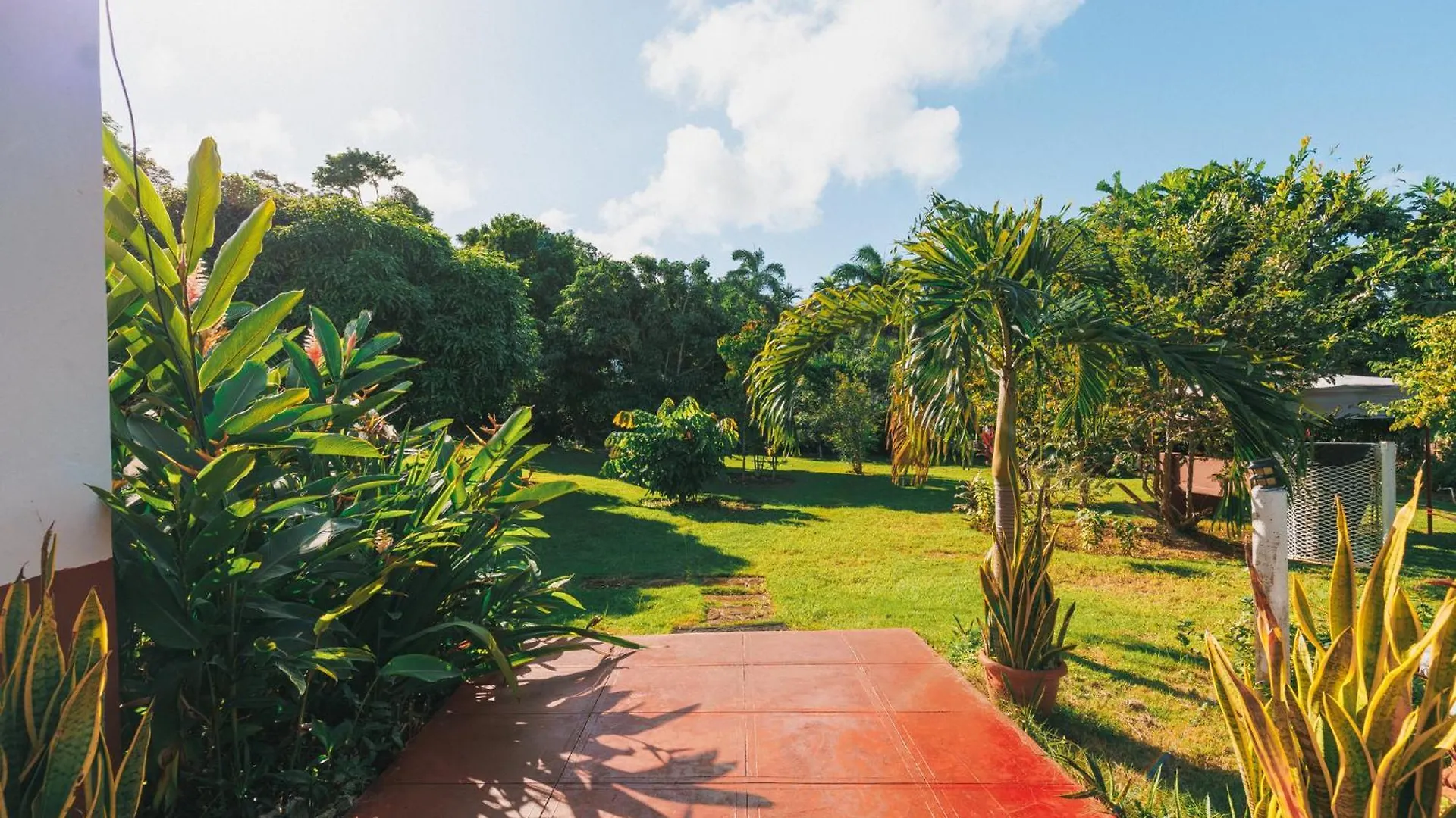 Boni Chateau Vacation Spot Is A One Bedroom Self-Contained Apartment For Travelers Needing To Be In Tune With Nature ディスカバリー・ベイ